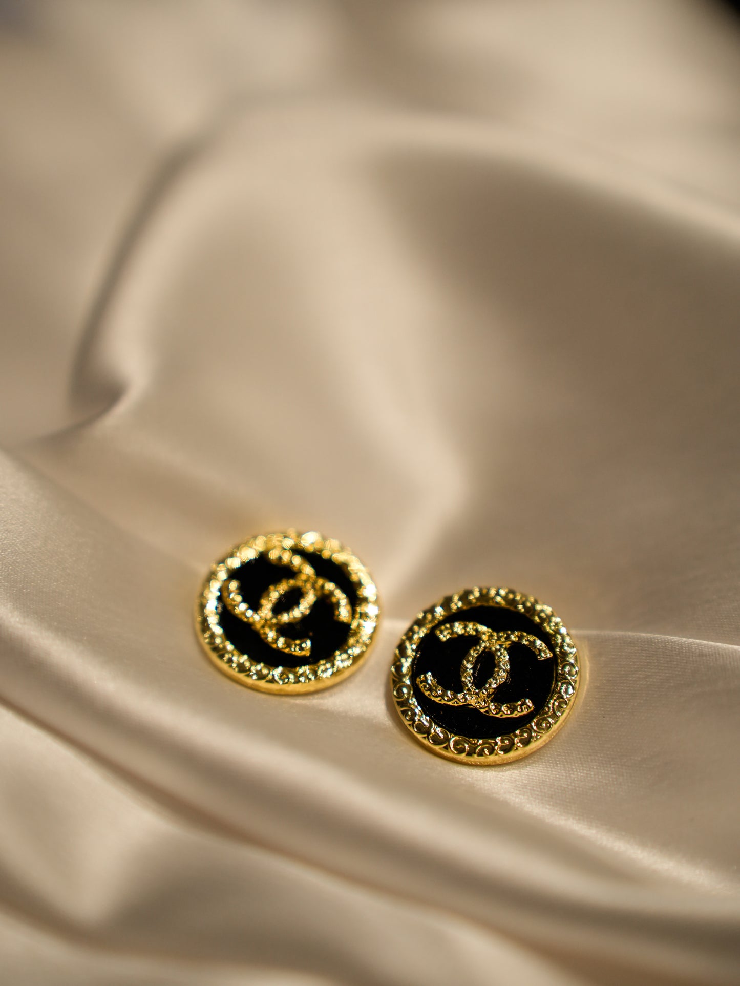BLACK ENAMLE ROUND GOLD STUDS