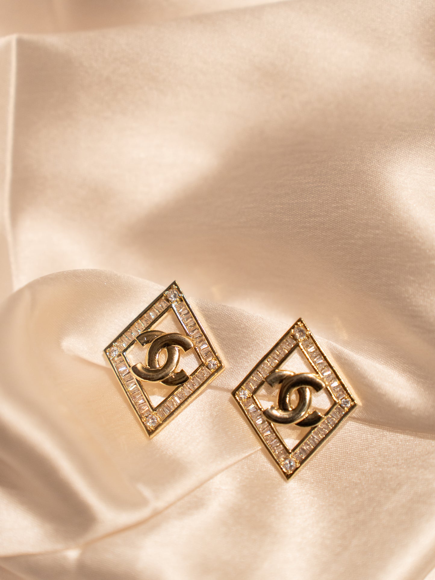 CLASSIC GOLD DIAMOND TULIP STUDS