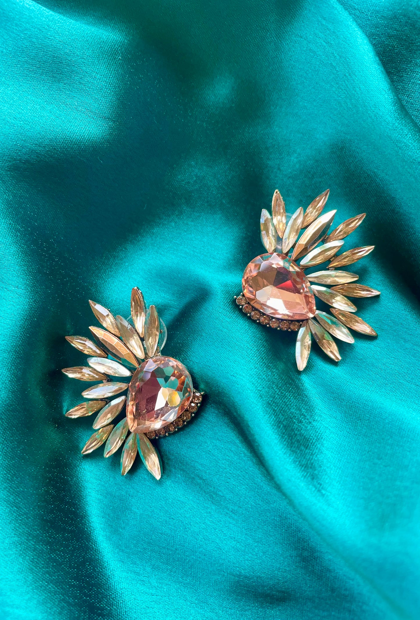 CLASSIC GOLD STONE STUDS