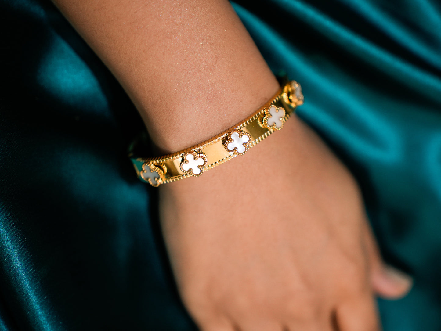 CLOVE MOTHER OF PEARL BRACELET