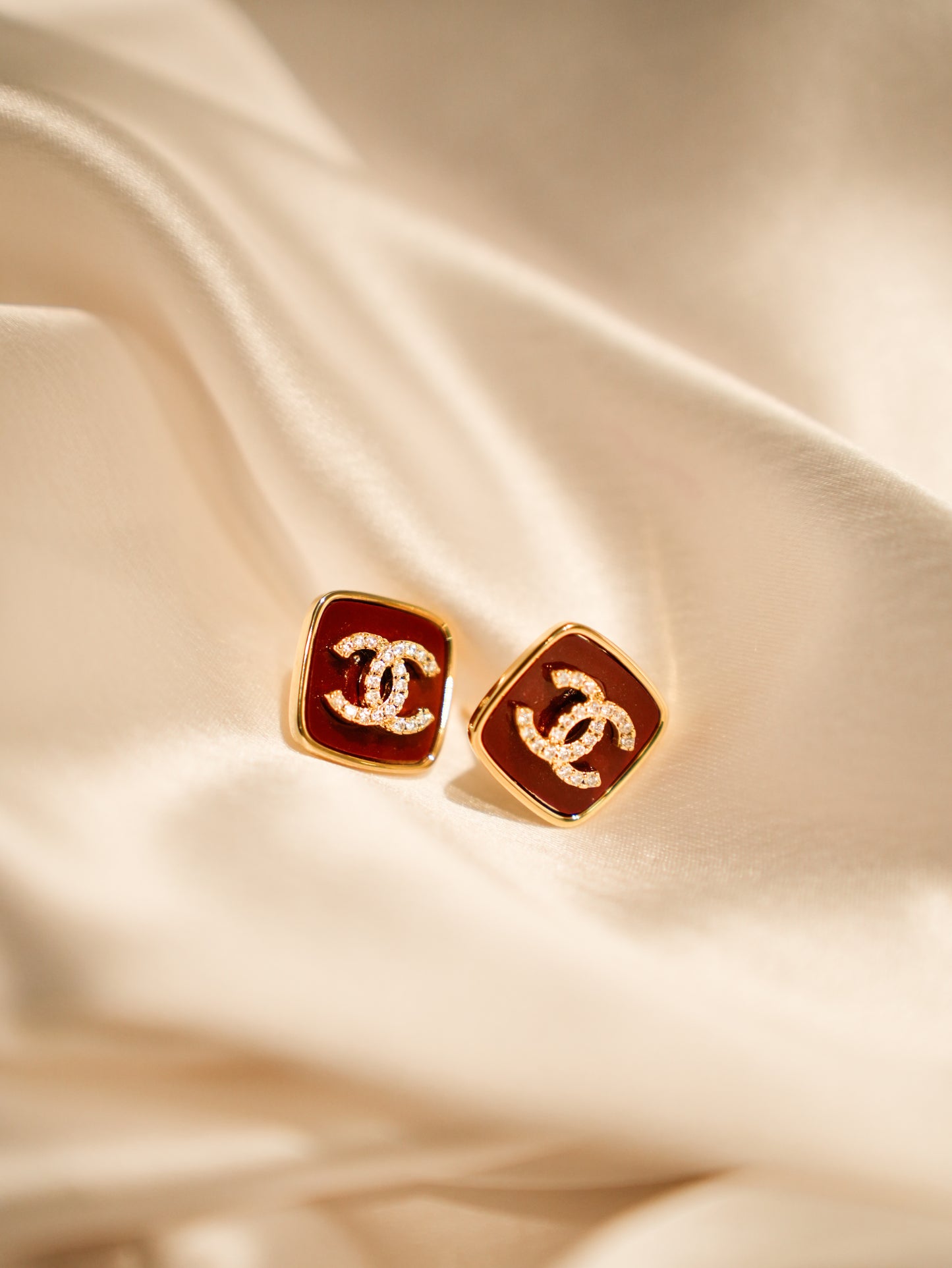 CRIMSON SQUARE STUDS