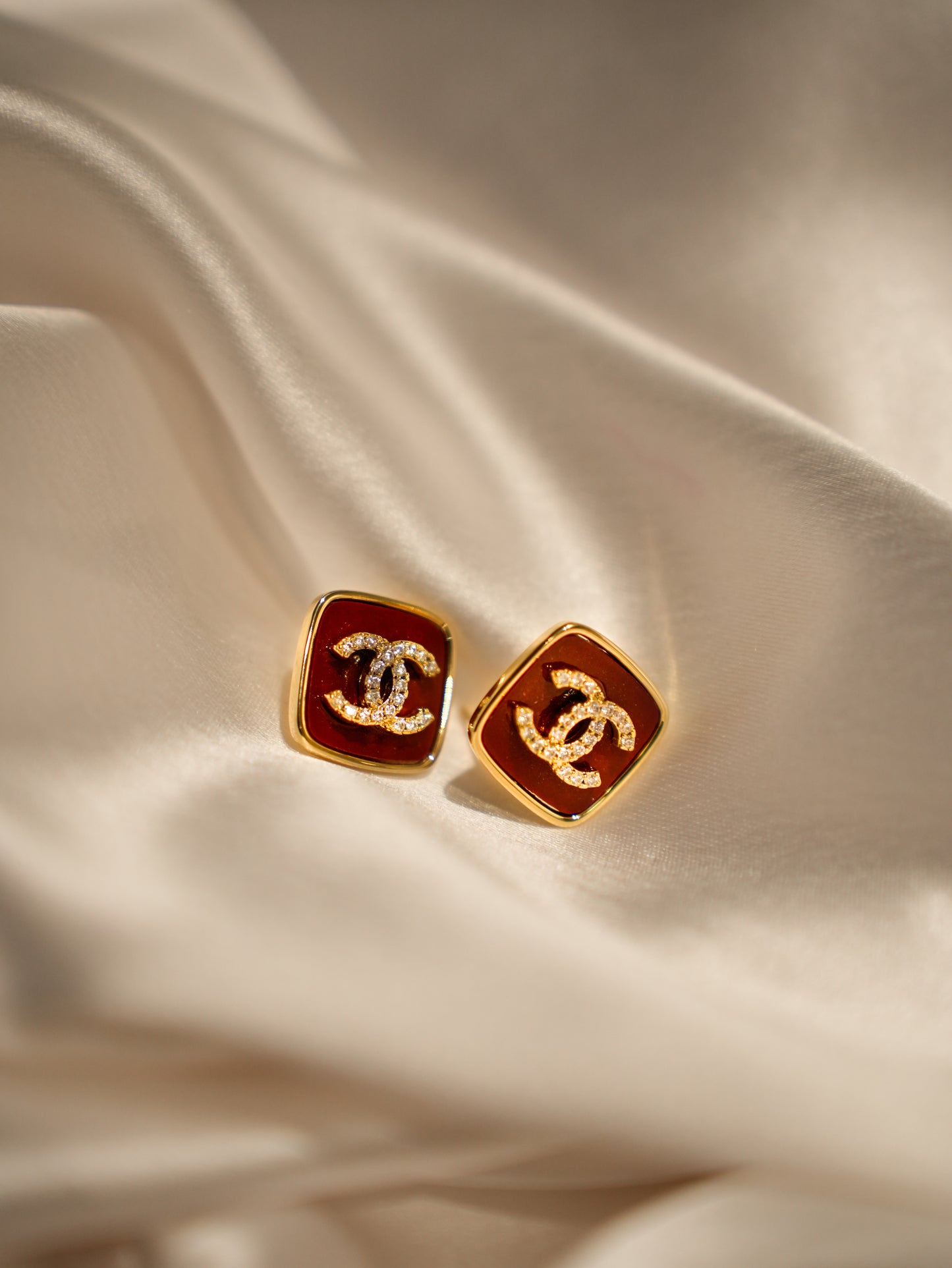 CRIMSON SQUARE STUDS
