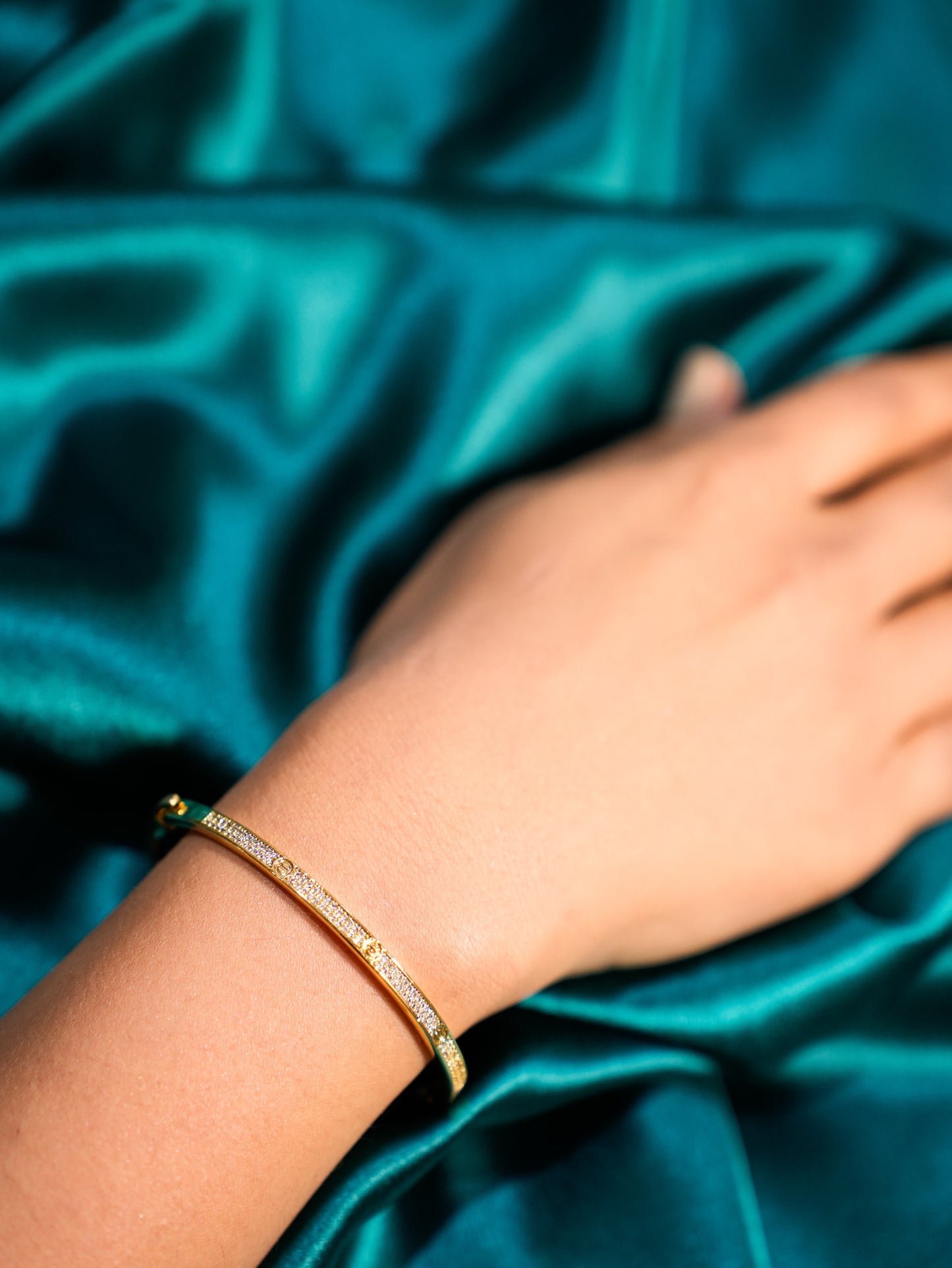 DELICATE DIAMOND STUDDED BRACELET