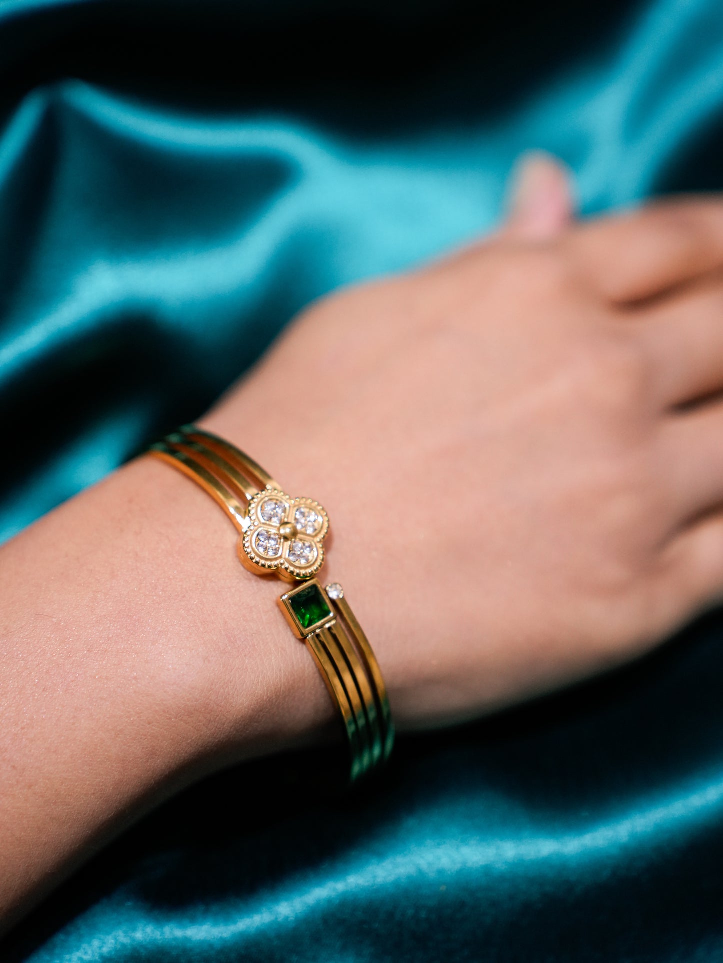 GOLD CLOVE BRACELET
