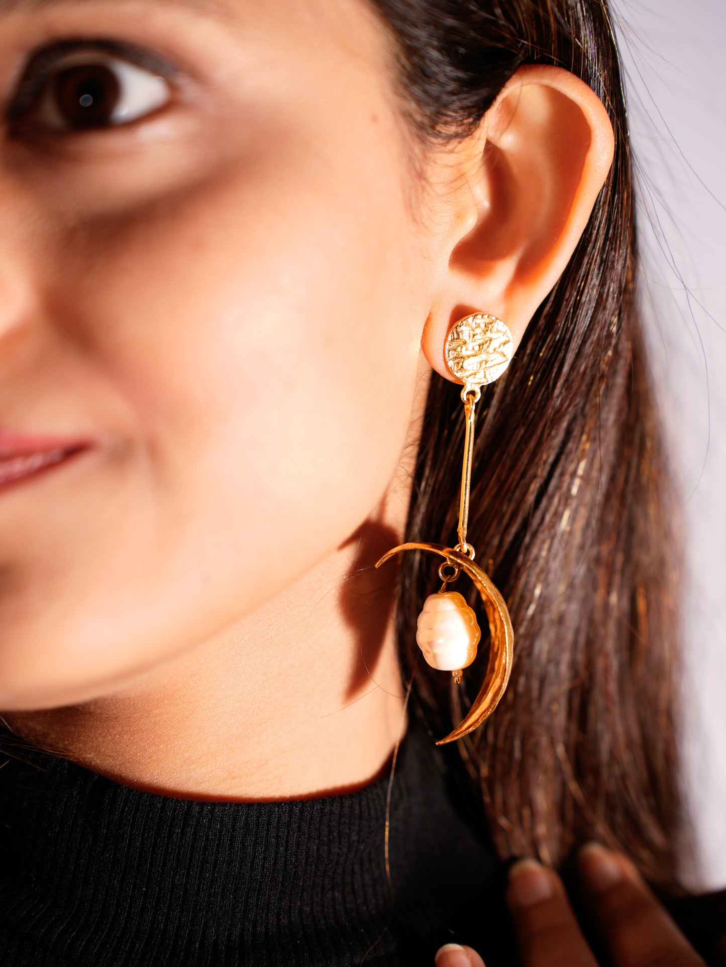 GOLD SHELL BAROQUE EARRINGS