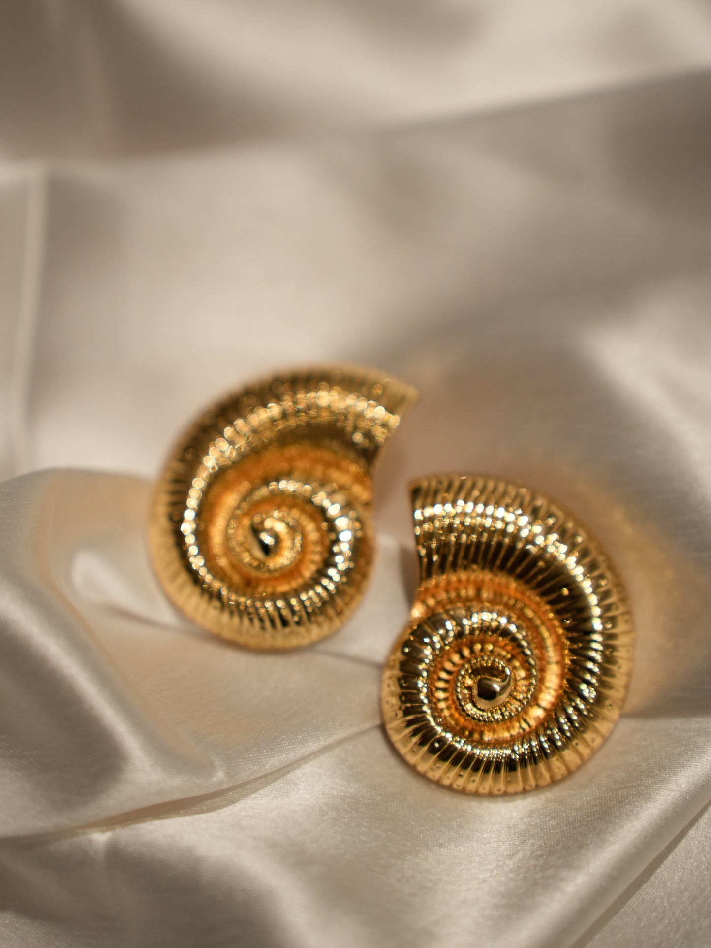 SHELL GOLD EARRINGS