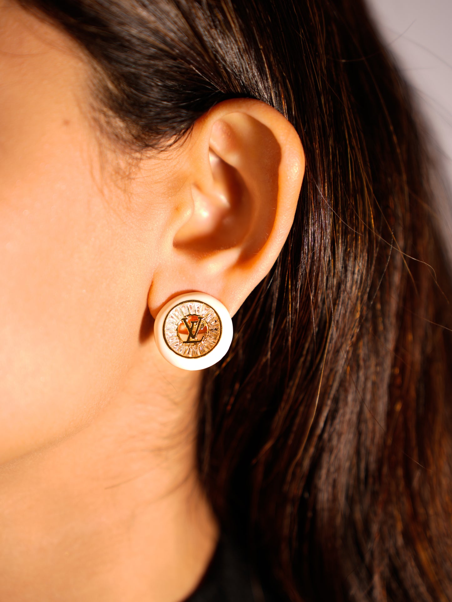 WHITE ENAMEL ROUND STUDS