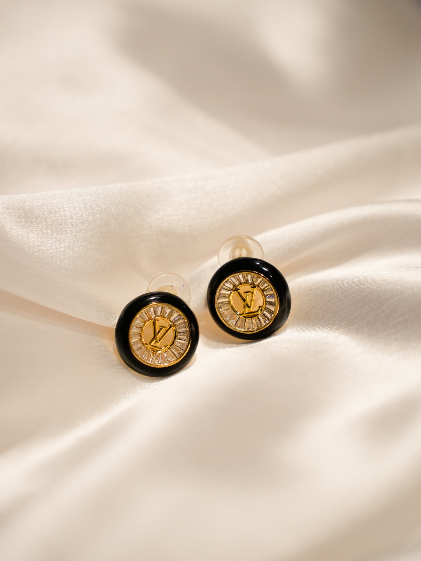 BLACK ENAMEL ROUND STUDS
