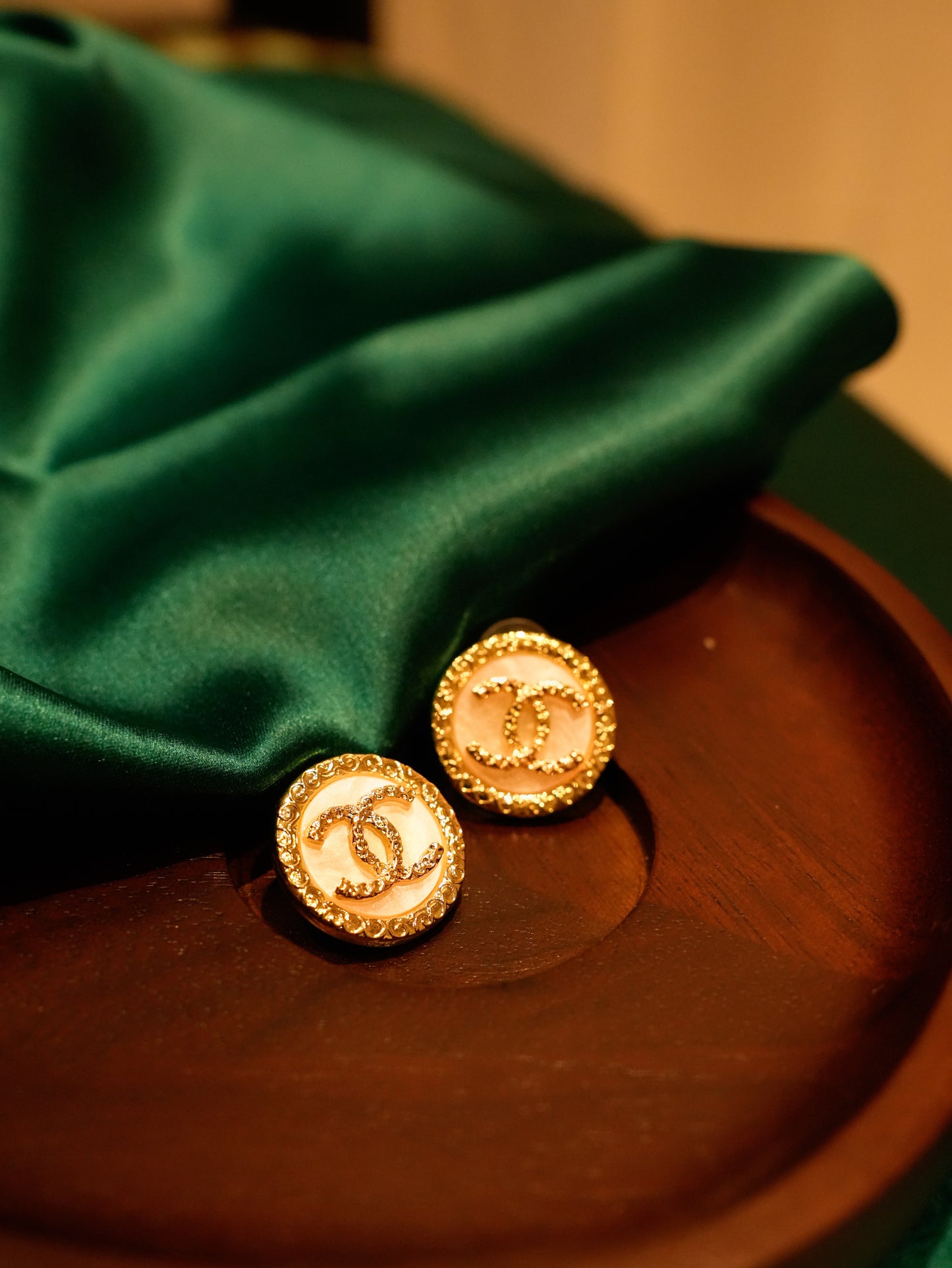 MOTHER OF PEARL ROUND GOLD STUDS