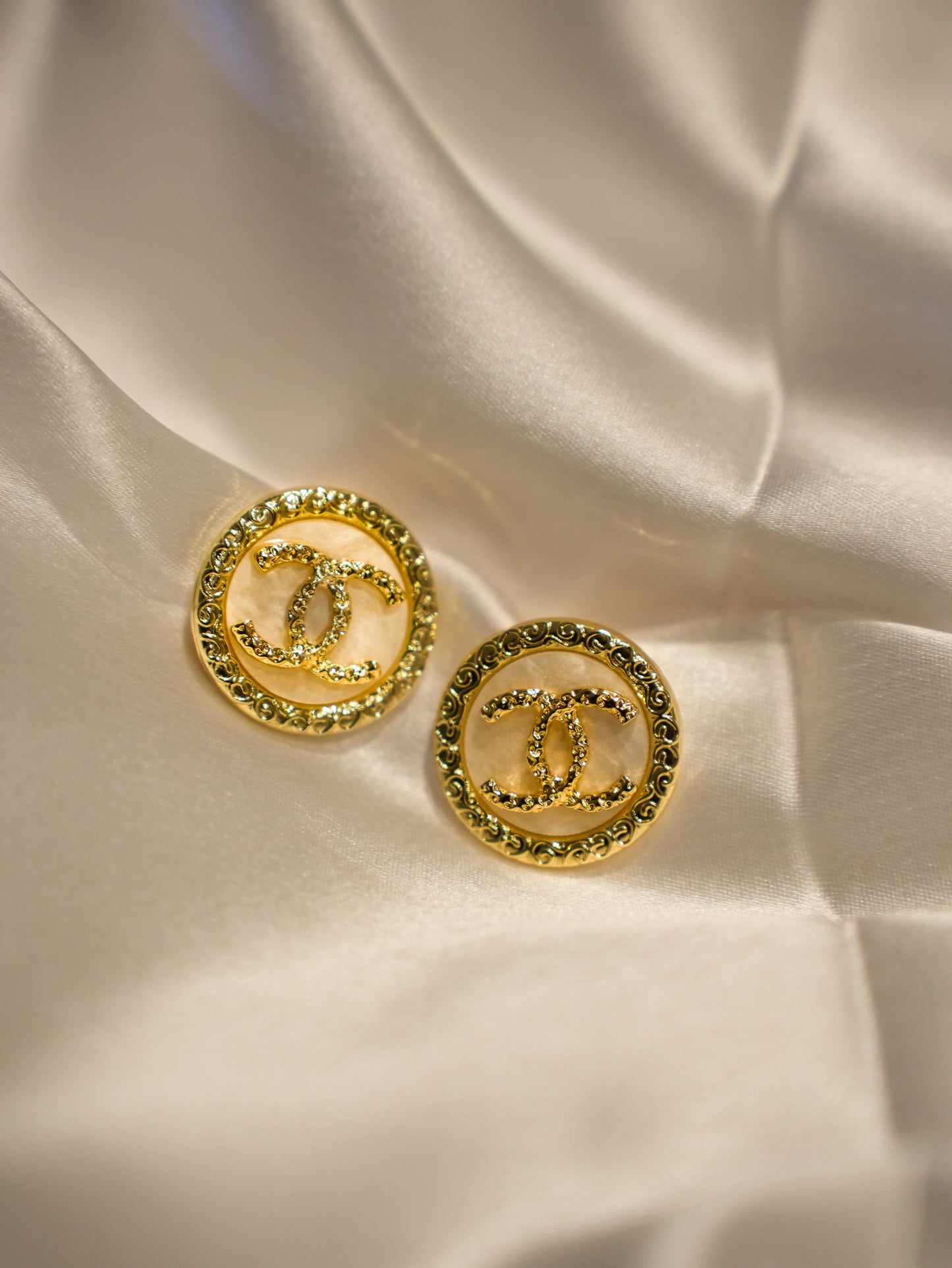 MOTHER OF PEARL ROUND GOLD STUDS